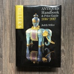 JUDITH MILLER - Antiques Handbook & Price Guide 2016  2017. Livro capa dura com 648 páginas, idioma Inglês. Ricas ilustrações coloridas em alta qualidade com descrições e valores. Miller Antiques Handbook & Price Guide há muito tempo é o líder de mercado, oferecendo não apenas preços, mas dicas informadas. Ganhou a reputação de ser o livro sem o qual nenhum negociante, colecionador ou leiloeiro deveria ficar. É compilado por Judith Miller, uma especialista em antiguidades de renome mundial e co-fundadora do livro, que seleciona as mais de 8.000 antiguidades em destaque do guia. Dimensões: 27 cm x 20 cm / 2 kg.