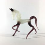 MURANO - Delicado "CAVALO" em pasta de vidro. Exemplar de coleção e em perfeito estado. Dimensões: 8 cm x 7,5 cm x 3 cm.