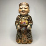 ARTE ORIENTAL - Bela  e robusta escultura de "Oriental" em porcelana esmaltada, policromada e ricamente decorada. Exemplar de coleção . Presença de restauro.  Dimensões: 27 cm altura.