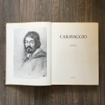 CARAVAGGIO  - Magnífico livro impresso na Itália, capa dura em tecido, com 167 páginas ricamente ilustradas a cores e em preto e branco. Exemplar em excelente estado. Dimensões: 33 cm x 25 cm.