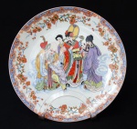 ARTE ORIENTAL  - Elegante prato em porcelana decorado com personagens típicos ao centro e borda em motivos florais. Apresenta selo vermelho. Exemplar de coleção e em excelente estado. Dimensões: 24 cm de diâmetro.