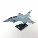 Avião de coleção, modelo Eurofighter EF-2000A "Typhoon" UK/GER/SP/IT. Construído em plástico rígido com riquíssimos detalhes. Escala 1:72. Acompanha base, trem de pouso dianteiro e traseiro. Exemplar em excelente estado acondicionado em embalagem original. Dimensões: 13 cm x 22 cm x 15 cm.