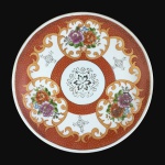 ARTE ORIENTAL - Belo prato  em porcelana esmaltada na cor branco e coral decorado com arranjos florais, arabescos e detalhes em Ouro 22k. Pintado à mão e com selo ao fundo. Exemplar de coleção em excelente estado. Dimensões: 26 cm diâmetro.