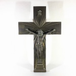 Robusto e belo crucifixo em bronze rico em detalhes. Exemplar em excelente estado. Dimensões: 38 cm x 25 cm x 4 cm/ 2,3 kg.