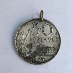 ITU - Réplica de Moeda  de 50 centavos de 1975 em metal cinzelado ,no tamanho grande . Sinais de desgastes. Dimensões: 8,5 cm. 