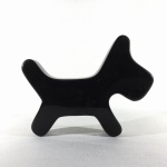 Escultura de cachorro em acrílico na cor preto. Presença de ínfimos arranhões. Dimensões: 14 cm x 18 cm x 3 cm.