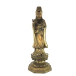 CHINA - Exuberante e antiga escultura " KUAN YIN" em bronze. Exemplar antigo e rico em detalhes. Dimensões: 28 cm altura / 1,6 kg. Guan yin ou Kuan Yin (em chinês: ; pinyin: Gunyn; Wade-Giles: kuan-yin; em japonês: Kannon; em coreano: Gwan-eum; vietnamita: Quan Âm) é o bodisatva associado com a compaixão tal como é venerada pelos budistas da Ásia Oriental, geralmente na forma feminina.