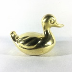 Gracioso e robusto" PATO" em bronze maciço. Dimensões:  9 cm x  13 cm x  8 cm / Peso: 900 g.