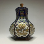 ARTE ORIENTAL - Antigo e belo  potiche ""CLOISONNÉ"",  formato sextavado, decorado com arabescos, flores e dragão sobre fundo azul. Dimensões: 11 cm altura.