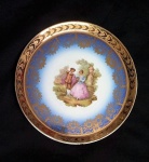 Belíssimo prato de parede em porcelana DP anos 50, na cor Azul com Cena Galante ao centro e contornado por guirlandas pintadas à ouro. Exemplar de coleção com marca da manufatura ao fundo. Dimensões:20 cm de diâmetro. A marca de decoração de porcelana DP tem origem alemã, e esteve presente no Brasil dos anos 1940 (após a segunda guerra) até 1970. Esta decoração era executada pelo próprio grupo Schmidt (Schmidt, Real e Steatita), que comprou os direitos de reprodução de padrões de decoração da DP alemã para uso no Brasil, em peças de sua própria fabricação.