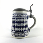 Antigo TANKARD em cerâmica esmaltada decorada com desenhos geométricos em tons de azul sobre fundo cinza. Tampa construída em Pewter. Excelente estado. Dimensões: 17 cm x 14 cm x 10 cm.