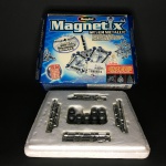 MAGNETIX - Magnetic Bulding Set. Falta duas esferas.  Dimensões: 16 cm x 21 cm x 4,5 cm (Embalagem).