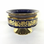 ITÁLIA - FIORENTINE - Elegante Bowl em porcelana Italiana com detalhes à Ouro sobre fundo azul cobalto. Presença de bicados.  Dimensões: 10 x 16 cm.