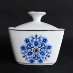 Belo  frasco em porcelana esmaltada decorado com arranjos florais e arabescos em tons de azul. Excelente estado. Dimensões: 9 cm x 10 cm x 7 cm.