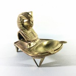 EGITO - Antigo e belo cinzeiro  "AKHENATON" em bronze, apoiado por 4 pés. Dimensões: 12 cm x 14 cm x 11 cm.