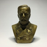 LOUIS PASTEUR - Antigo busto em bronze com ricos detalhes. Dimensões: 11 cm x 8 cm. 