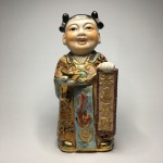 ARTE ORIENTAL - Bela  e robusta escultura de "Jovem oriental" em porcelana esmaltada, policromada e ricamente decorada. Exemplar de coleção  e em excelente estado.  Dimensões: 27 cm altura.