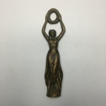 Antiga figura feminina segurando coroa de louros em bronze com belos detalhes. Dimensões: 17 cm x 4,5 cm.