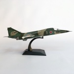 Avião de coleção, modelo Mitsubishi F-1 Japan. Construído em plástico rígido com riquíssimos detalhes. Escala 1:72. Acompanha base, trens de pouso e carenagens. Exemplar em perfeito estado acondicionado em embalagem original. Dimensões: 10 cm x 13 cm x 25 cm.