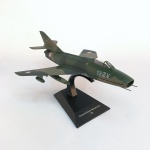 Avião de coleção, modelo Dassault Super Mystère B.2 FR. Construído em plástico rígido com riquíssimos detalhes. Escala 1:72. Acompanha base, trens de pouso e carenagens. Exemplar em perfeito estado acondicionado em embalagem original. Dimensões: 10 cm x 13 cm x 20 cm.