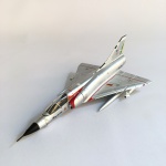 Avião de coleção, modelo Dassault Mirage IIIE. Construído em plástico rígido com riquíssimos detalhes. Escala 1:72. Não acompanha base, trens de pouso e carenagens. Exemplar em perfeito estado acondicionado em embalagem original. Dimensões: 6 cm x 12 cm x 20 cm.