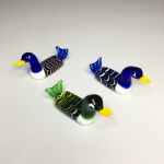 MURANO - Três belos e delicados  patos multicoloridos. Dimensões: 3,5 cm x 7,5 cm.