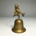 Antiga sineta em bronze encimada por querubim. Exemplar parte de coleção e em excelente estado. Dimensões: 11 cm x 6,5 cm.