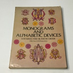 Livro  "MONOGRAMS AND ALPHABETIC DEVICES"  com  227  páginas. Mais de 2500 ilustrações. Publicado na década de 70. Dimensões: 28 cm x 21 cm. 