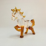 MURANO - Belo cavalo em pasta de vidro  translúcido  com detalhes na cor âmbar. Exemplar parte de coleção e em excelente estado. Dimensões: 7 cm x 9 cm x 2 cm.