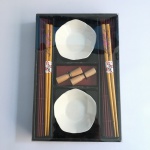 Kit para serviço oriental composto por  2 molheiras em porcelana, 2 pares de hashi, 2 descansos e 2  esteiras em bambu. Nunca usado. Dimensões da embalagem: 7 cm x 17 cm x 26 cm.