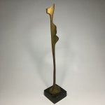 Antiga e bela escultura  "abstrata" em bronze sobre  base em granito. Excelente estado. Dimensões: 40 cm.