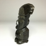 OBSIDIANA - Antiga e bela estatueta de coleção esculpida em Obsidiana representando "FIGURA AZTECA". Exemplar originário da cidade histórica de Teotihuacan, México. Excelente estado de conservação. Dimensões: 11 cm x 7 cm x 4 cm. Obsidiana é uma rocha ígnea extrusiva constituída quase integralmente por um tipo de vidro vulcânico com 70% ou mais de sílica na sua composição química. Na Mesoamérica, a cidade de Teotihuacan, era detentora de uma grande fonte dessa rocha. Há objetos que datam da Idade da Pedra, como facas, lanças, flechas máscaras, pequenas estátuas e grandes esculturas.