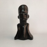 ARTE AFRICANA - Busto "GUERREIRO", esculpido em madeira nobre "ÉBANO". Dimensões: 19 cm de altura.