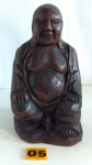 Antiga e pesada escultura em madeira representando Buda, medindo 20 cm de altura, 11 cm de largura.