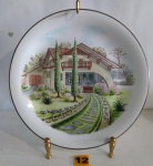 SCHMIDT - Raro prato em porcelana decorado com Paisagem ao centro. Borda com friso prateado. Exemplar de coleção e em excelente estado. Dimensão 25 cm.