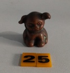 MINIATURA - Cachorro em bronze "PUP". Dimensões: 4 cm x 3 cm x 3,5 cm.