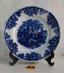 VISTA ALEGRE - Pratos de coleção em porcelana PORTUGUESA com esmaltagem vitrificada, dita "BORRÃO AZUL" rematado em sua galeria central por castelo e borda com ornada por padrões e segmentos florais. Medindo 22 cm.