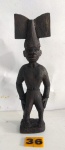 ARTE AFRICANA - Escultura Tribal em madeira talhada rematada com riquíssimos detalhes. Exemplar em bom estado. Dimensões: 20,5 cm altura.