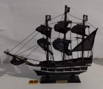 Navio Pirata Miniatura Medindo 25x28 cm. Com Canhões e Bandeira.