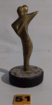 Escultura contemporânea elaborada em bronze com base em granito onde o artista expressa toda a sua arte, medindo 15,5 cm.