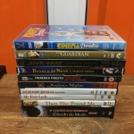 Parte de coleção com 10 DVDs originais de gêneros variados. Presença de sinais de uso.