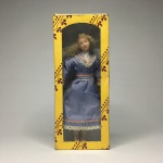 DEL PRADO COLLECTION -FRANCE - Delicada Boneca em cerâmica  com pintura e roupas costuradas à mão. Acompanha certificado de autenticidade - Dimensões da embalagem: 17,5 cm x 7 cm x 3 cm.