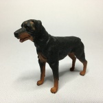 Rottweiler em material emborrachado, resistente, rico em detalhes. Parte de coleção. Dimensões: 7 cm x 8,5 cm x 2,5 cm.