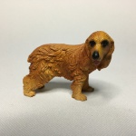 Cocker spaniel em material emborrachado, resistente, rico em detalhes. Parte de coleção. Dimensões: 5,5 cm x 7,5 cm x 3,5 cm.