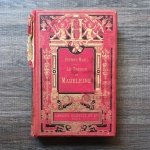 PIERRE MAËL - LE  TRÉSOR DE MADELEINE -  Livro capa dura em tecido vermelho pirogravado à Ouro, idiomar Francês, impresso em Paris em 1900. Total de 327 páginas com 53 gravuras. Apresenta marcas do tempo. Dimensões: 