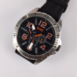 HUGO BOSS - Relógio masculino com fundo preto e detalhes em laranja. Pulseira emborrachada. Na caixa original. Dimensões: 48mm.