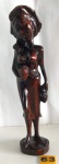 ARTE POPULAR - Linda escultura regional brasileira, em madeira nobre esculpida a mão, magnificamente entalhada, representando Mulher seminua. Med 30 cm. OBS: apresenta desgastes no chapéu.