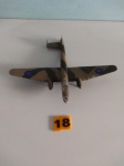 COLECIONISMO  Miniatura de avião Bombardeiro Avro Lancaster lllk.lll, England, 1943, utilizado na Segunda Guerra Mundial na escala 1:144. Produzida em metal, com partes em plástico e já vem montada e pintada de fábrica. Dimensões aproximadas: 15x19 cm (comprimento x envergadura). Obs possui avarias e partes faltando, sendo vendido no estado.