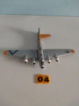 COLECIONISMO  Miniatura de avião Bombardeiro Boeing B-17 G Flying Fortress USA utilizado na Segunda Guerra Mundial. Produzida em metal, com partes em plástico e já vem montada e pintada de fábrica. Dimensões aproximadas: 15x22 cm (comprimento x envergadura). Obs possui avarias e partes faltando, sendo vendido no estado.