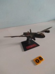 COLECIONISMO  Miniatura de avião Bombardeiro Avro Lancaster lllk.lll, England, 1943, utilizado na Segunda Guerra Mundial na escala 1:144. Produzida em metal, com partes em plástico e já vem montada e pintada de fábrica. Dimensões aproximadas: 10x15 cm (comprimento x envergadura). Obs possui avarias e partes faltando, sendo vendido no estado.